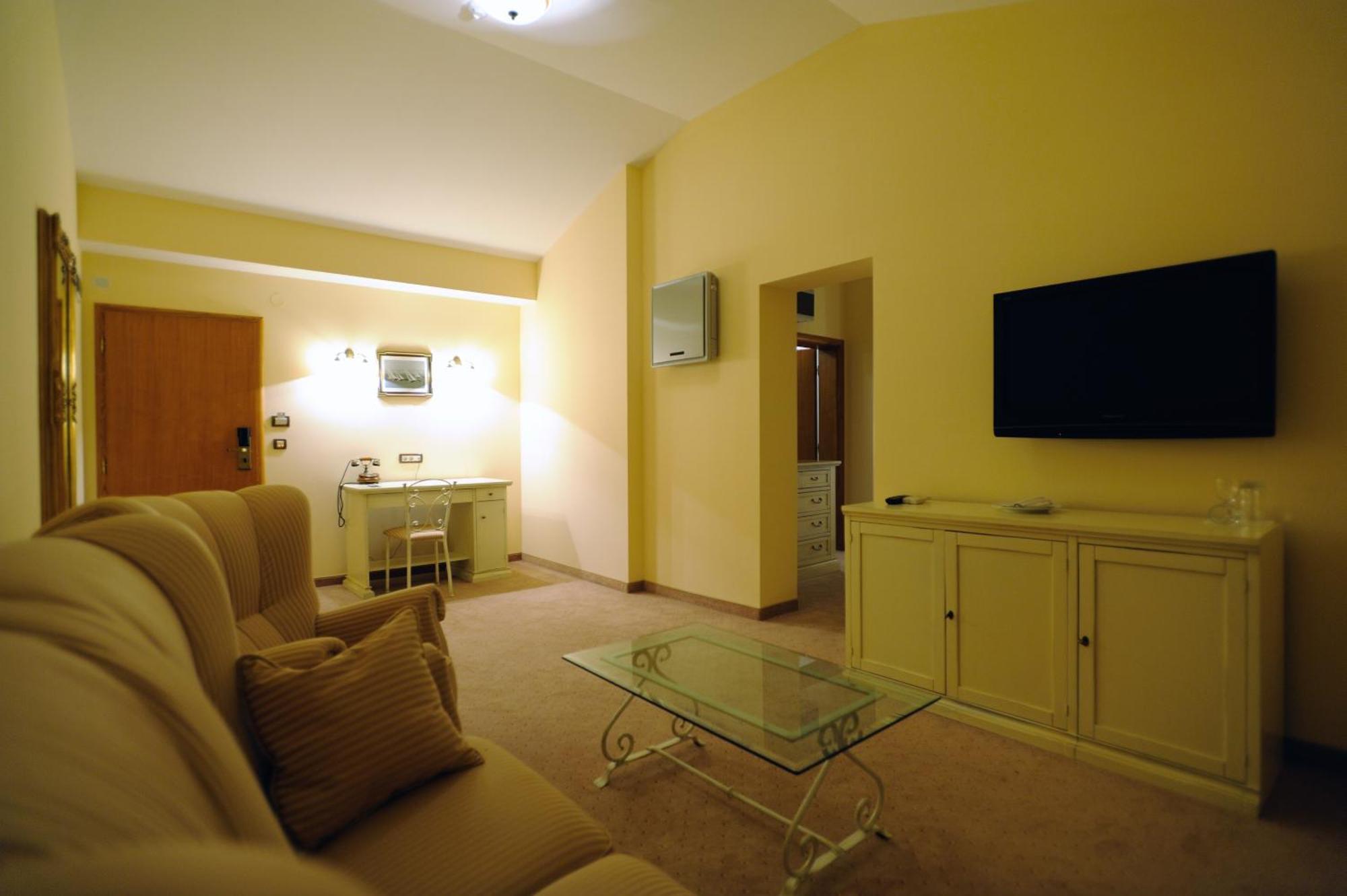 Hotel Solitudo Uble Extérieur photo