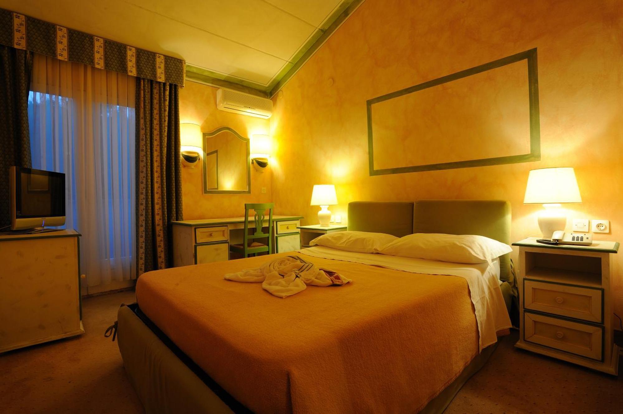 Hotel Solitudo Uble Extérieur photo