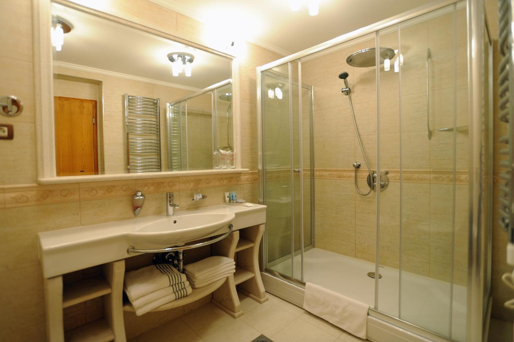 Hotel Solitudo Uble Extérieur photo